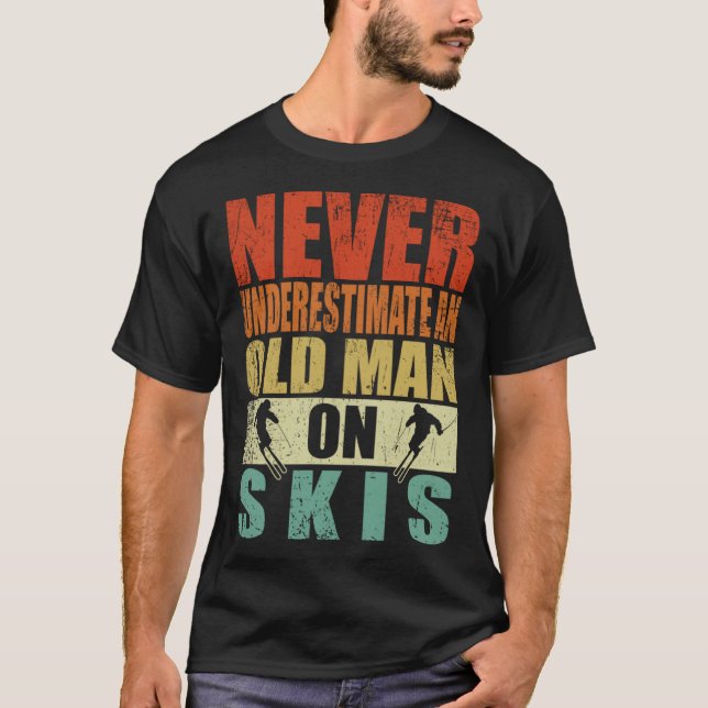 Camiseta Never Underestimate An Old Man On Skis Father's Da (Frente)