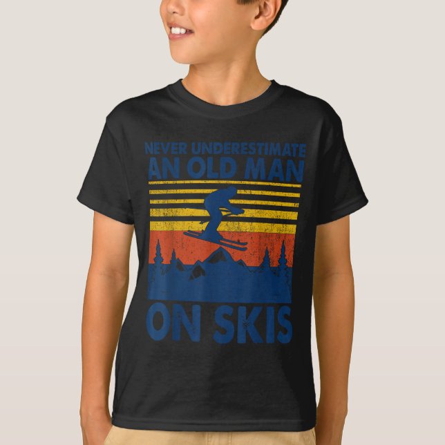 Camiseta Never Underestimate An Old Man On Skis Funny Winte (Frente)
