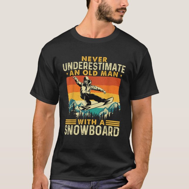 Camiseta Never Underestimate An Old Man Snowboarding Snowbo (Frente)