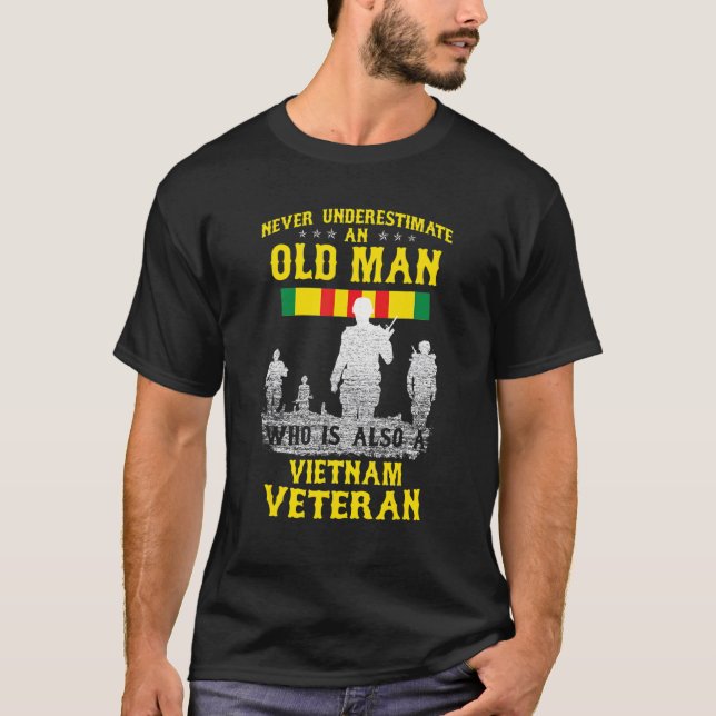 Camiseta Never Underestimate An Old Man Who Also Vietnam Ve (Frente)