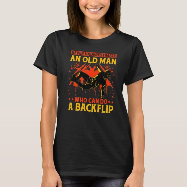 Camiseta Never underestimate an old man who can do a backfl (Frente)