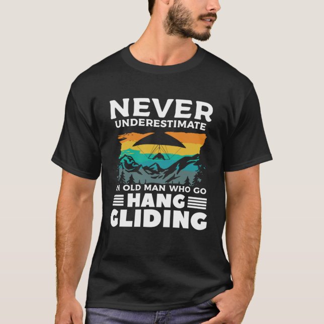 Camiseta Never Underestimate An Old Man Who Go Hang Gliding (Frente)