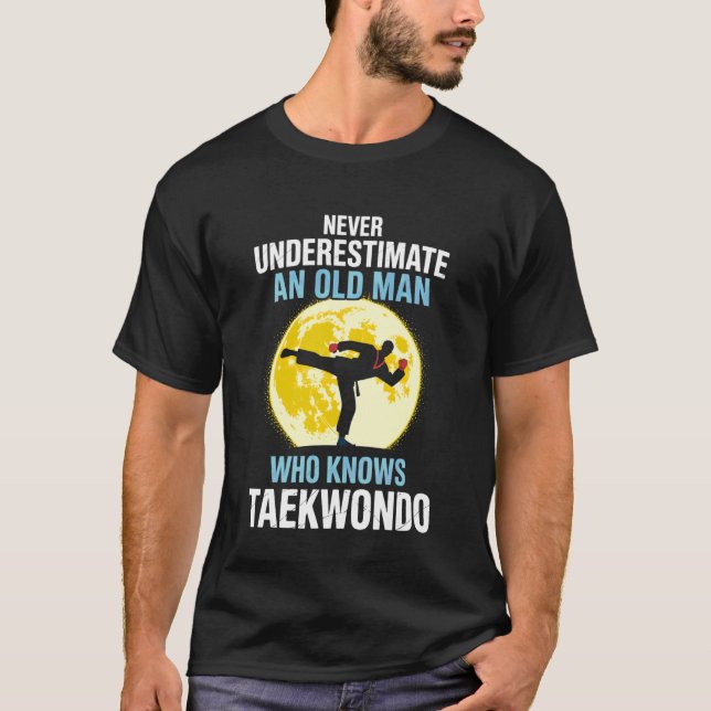 Camiseta Never Underestimate An Old Man Who Knows Taekwondo (Frente)