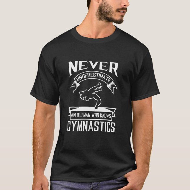 Camiseta Never Underestimate An Old Man Who Love Wrestling (Frente)