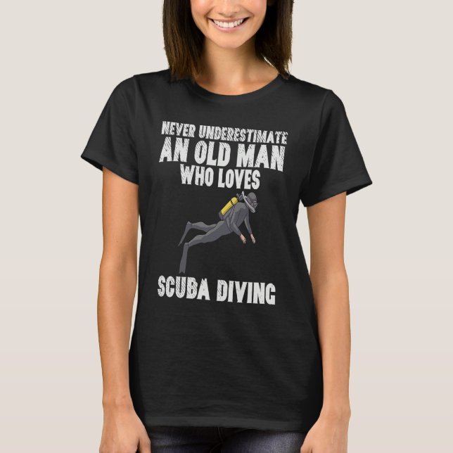 Camiseta Never Underestimate An Old Man Who Loves Scuba Div (Frente)