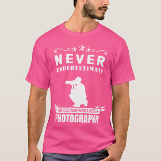 Camiseta Never Underestimate An Old Man Who Photography