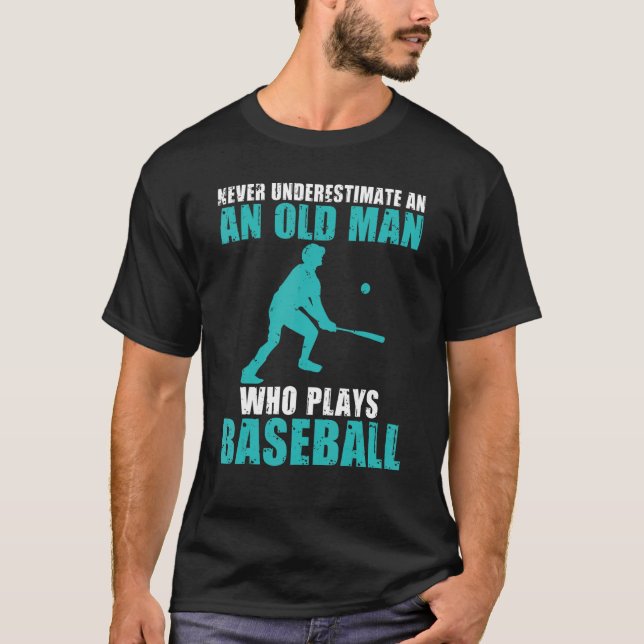 Camiseta Never underestimate an old Man who plays Baseball (Frente)