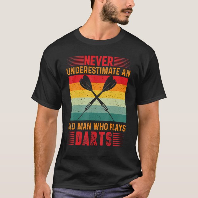 Camiseta Never Underestimate An Old Man Who Plays Darts Pla (Frente)