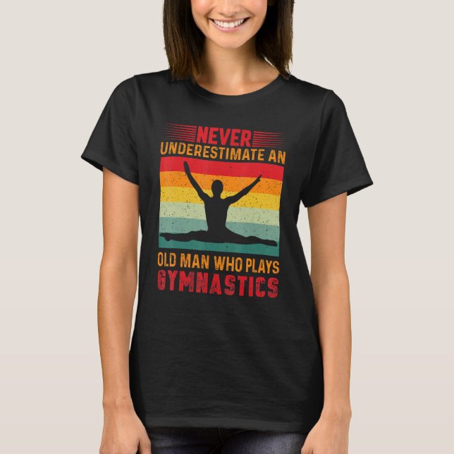 Camiseta Never Underestimate An Old Man Who Plays Gymnastic (Frente)