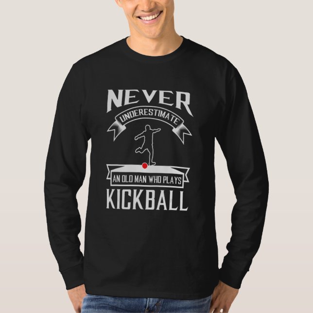 Camiseta Never Underestimate An Old Man Who Plays Kickball (Frente)