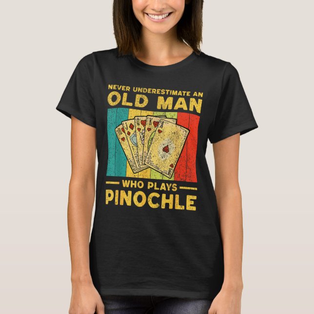 Camiseta Never Underestimate An Old Man Who Plays Nochle No (Frente)