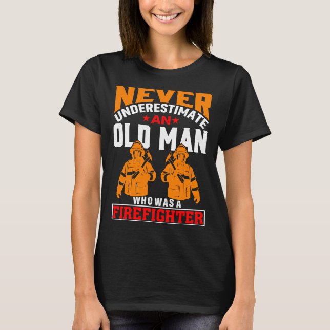 Camiseta Never Underestimate An Old Man Who Was A Firefight (Frente)