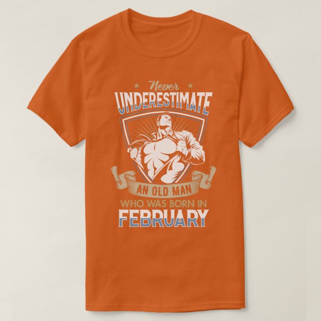 Camiseta Never Underestimate an Old Man who was Born in Feb (Frente do Design)