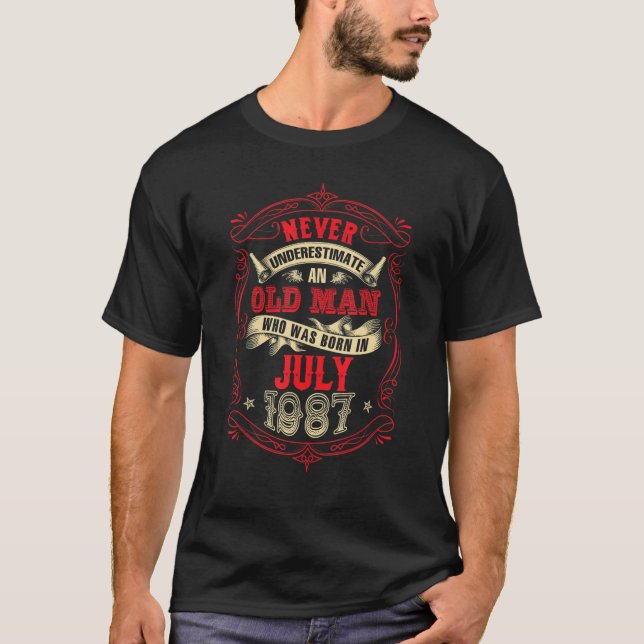 Camiseta Never Underestimate An Old Man Who Was Born in Jul (Frente)