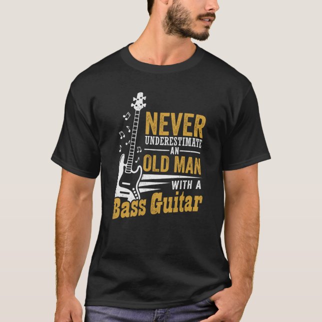 Camiseta Never Underestimate An Old Man With A Bass Guitar (Frente)