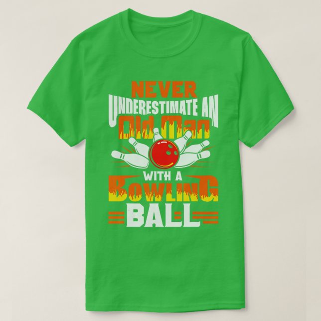 Camiseta Never Underestimate An Old Man With A Bowling Ball (Frente do Design)