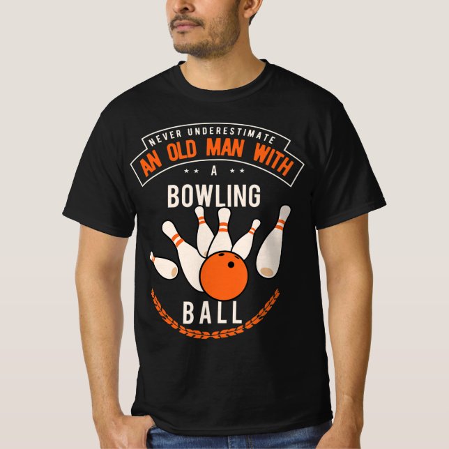 Camiseta Never underestimate an old man with a bowling ball (Frente)