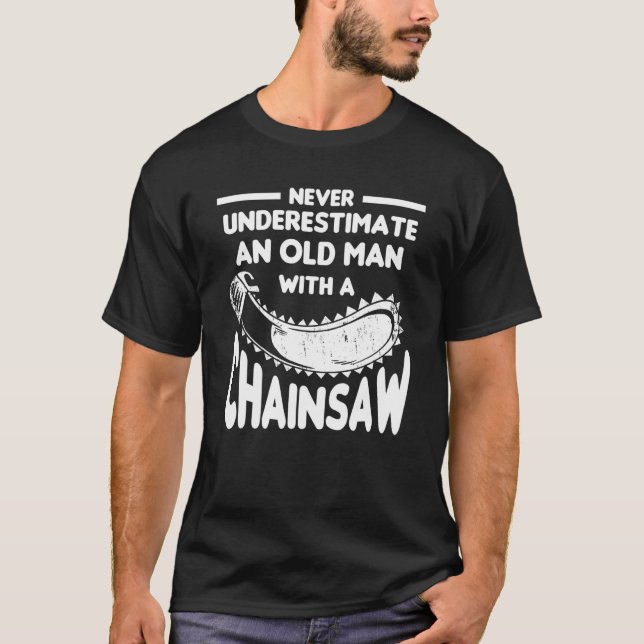 Camiseta Never Underestimate An Old Man With A Chainsaw Arb (Frente)
