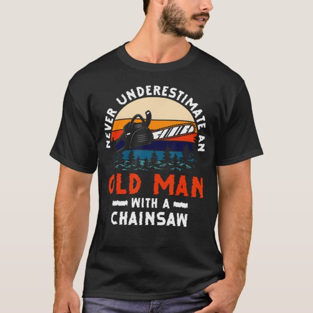 Camiseta Never Underestimate An Old Man With A Chainsaw Woo (Frente)