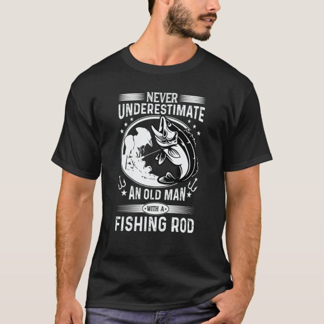 Camiseta Never Underestimate An Old Man With A Fishing Rod  (Frente)