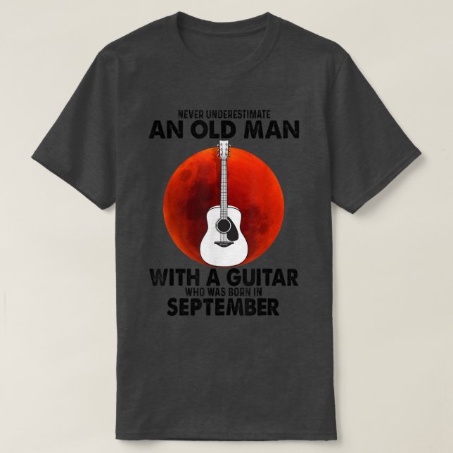 Camiseta Never Underestimate An Old Man With A Guitar Septe (Frente do Design)