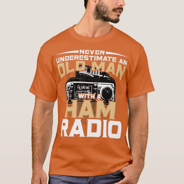 Camiseta Never Underestimate An Old Man With A Ham Radio (Frente)