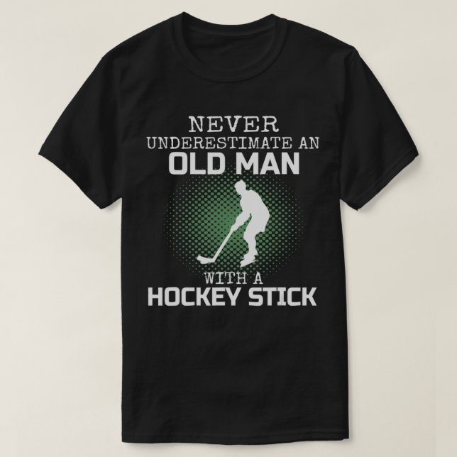 Camiseta Never Underestimate An Old Man With A Hockey Stick (Frente do Design)