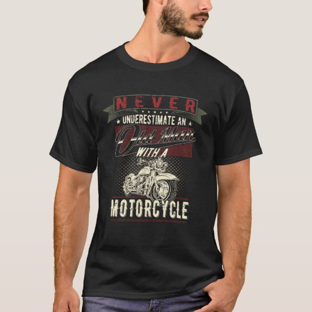 Camiseta Never Underestimate An Old Man With A Motorcycle V (Frente)
