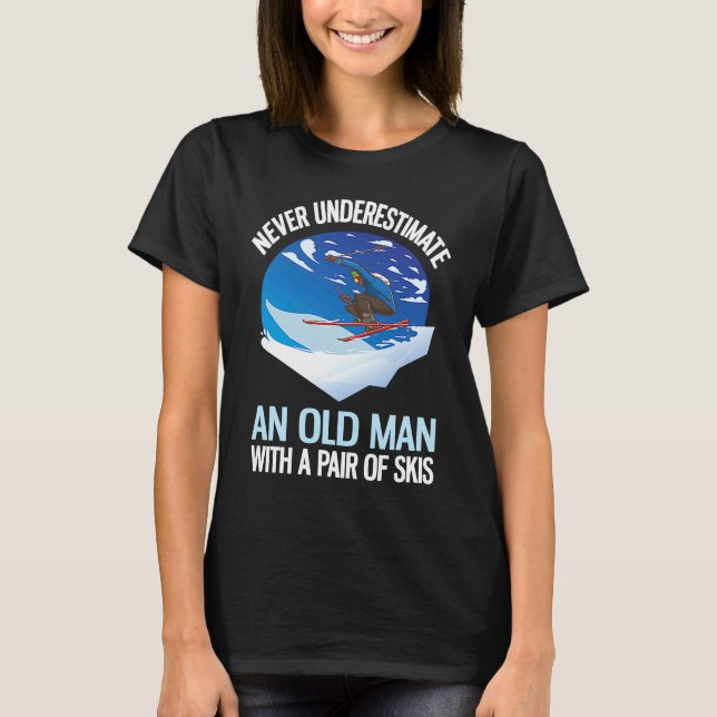 Camiseta Never Underestimate An Old Man With A Pair Of Skis (Frente)