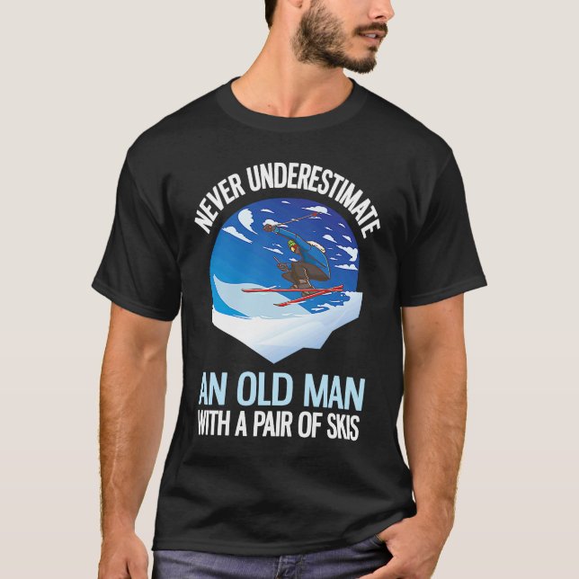 Camiseta Never Underestimate An Old Man With A Pair Of Skis (Frente)