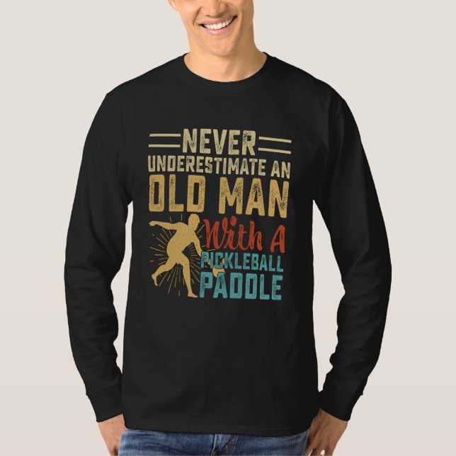 Camiseta Never Underestimate An Old Man With A Pickleball P (Frente)