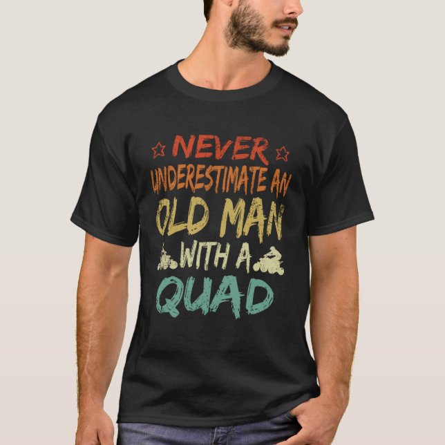 Camiseta Never Underestimate An Old Man With A Quad Father' (Frente)