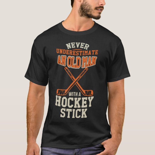 Camiseta Never Underestimate An Old Man With A Stick Old Ma (Frente)