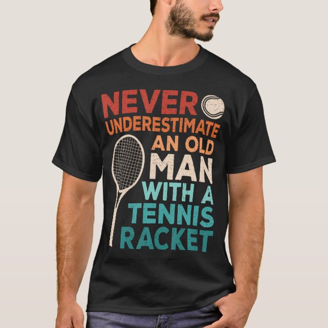 Camiseta Never Underestimate An Old Man With A Tennis Racke (Frente)