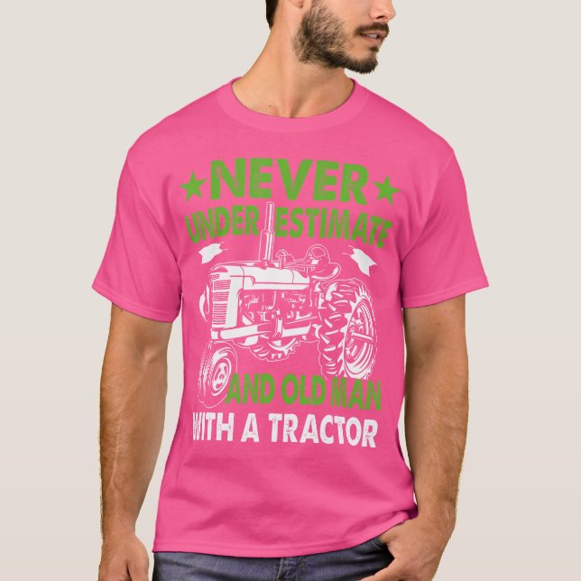 Camiseta Never Underestimate An Old Man With A Tractor (Frente)