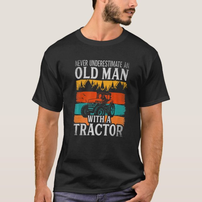 Camiseta Never Underestimate An Old Man With A Tractor Agri (Frente)