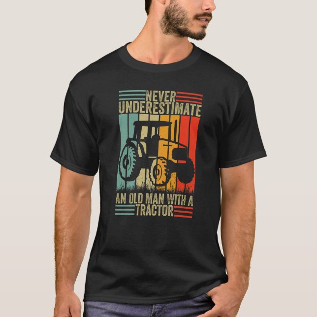 Camiseta Never Underestimate An Old Man With A Tractor  Far (Frente)