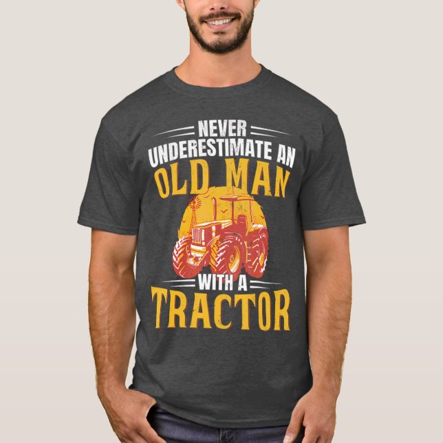 Camiseta Never Underestimate An Old Man With A Tractor Funn (Frente)