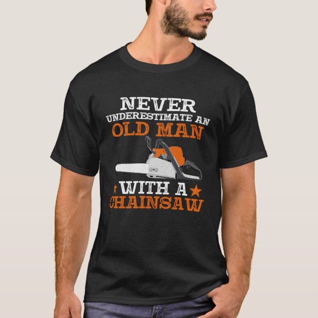 Camiseta Never Underestimate An Old Man With Chainsaw Lumbe (Frente)