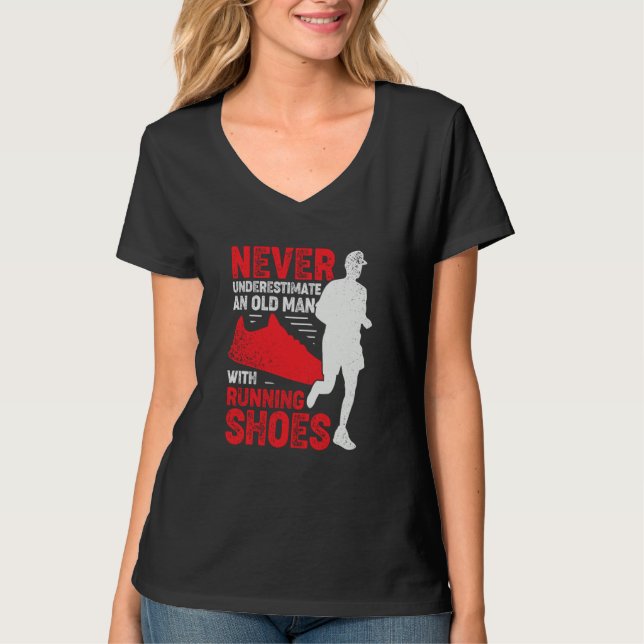 Camiseta Never Underestimate An Old Man With Running Shoes (Frente)