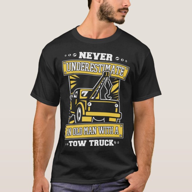 Camiseta Never Underestimate An Old Man With Tow Truck Tow  (Frente)