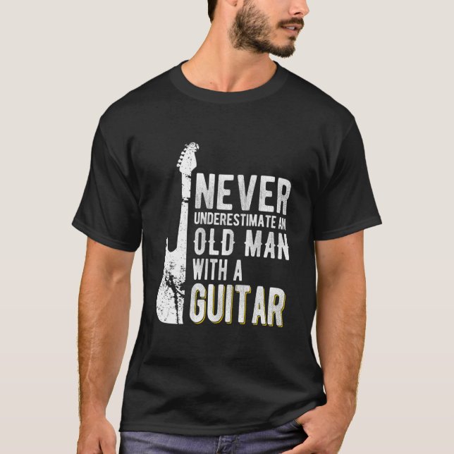 Camiseta Never Underestimate An Old With A Guitar Guitarist (Frente)