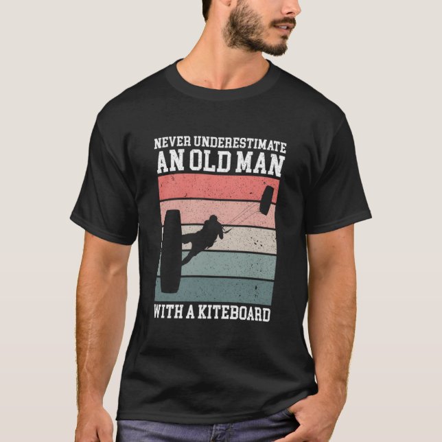 Camiseta Never Underestimate An Old With A Kiteboard Kitesu (Frente)