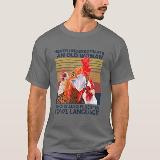 Camiseta Never Underestimate An Old Woman Fluent In Fowl La (Frente)