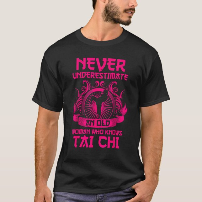 Camiseta Never Underestimate An Old Woman Who Knows Tai Chi (Frente)