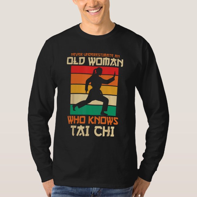 Camiseta Never Underestimate An Old Woman Who Knows Tai Chi (Frente)