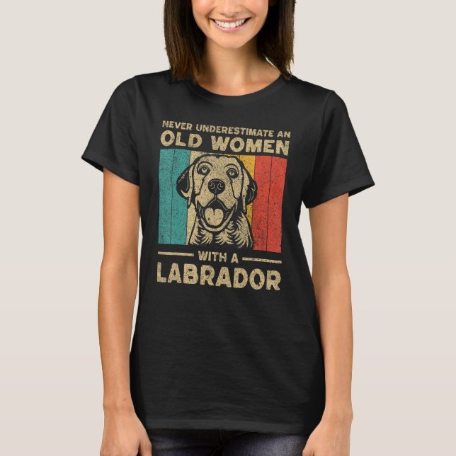 Camiseta Never Underestimate An Old Women With A Labrador (Frente)
