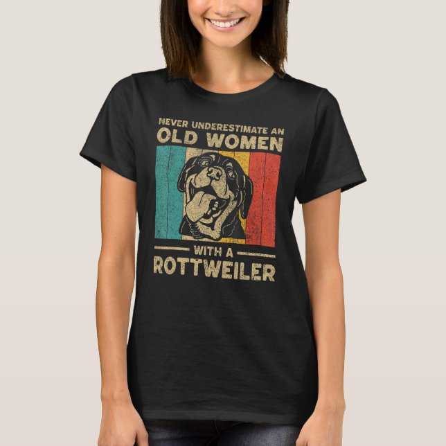 Camiseta Never Underestimate An Old Women With A Rottweiler (Frente)