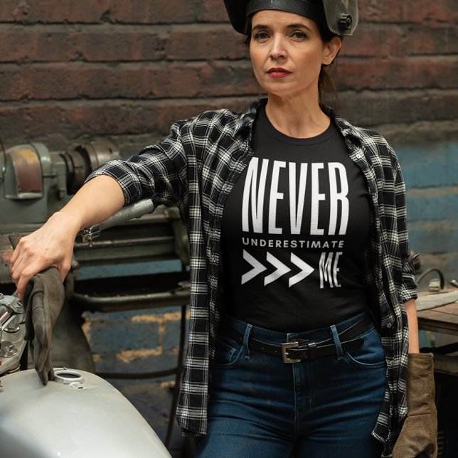 Camiseta Never Underestimate Me (Criador carregado)