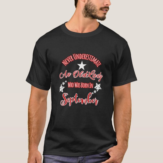 Camiseta Never Underestimate Old Lady Born In September Des (Frente)